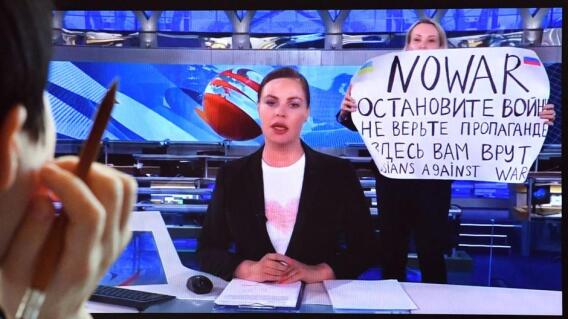 Liberada la mujer que protestó en la TV rusa Liberada la mujer que protestó en la TV rusa