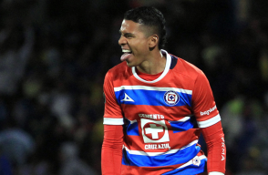 Kevin Mier, arquero colombiano de Cruz Azul, en un partido de la Liga MX Kevin Mier, arquero colombiano de Cruz Azul, en un partido de la Liga MX