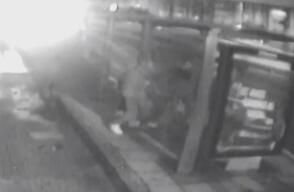 Vea cómo roban a un pasajero que espera el bus en un paradero de Bogotá