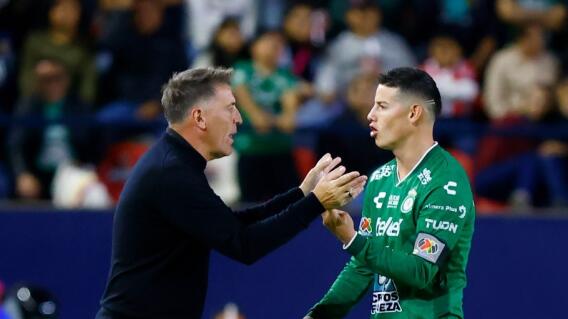 James Rodríguez charlando con su entrenador, Eduardo Berizzo, en el Club León. James Rodríguez charlando con su entrenador, Eduardo Berizzo, en el Club León.