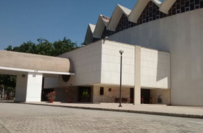 239737_Blu Radio/ Afueras del teatro Amira de la Rosa en Barranquilla. Foto: blu Radio