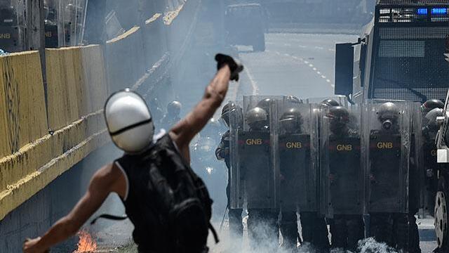 Gobierno y oposición se acusan mutuamente por muerte de manifestante en Caracas