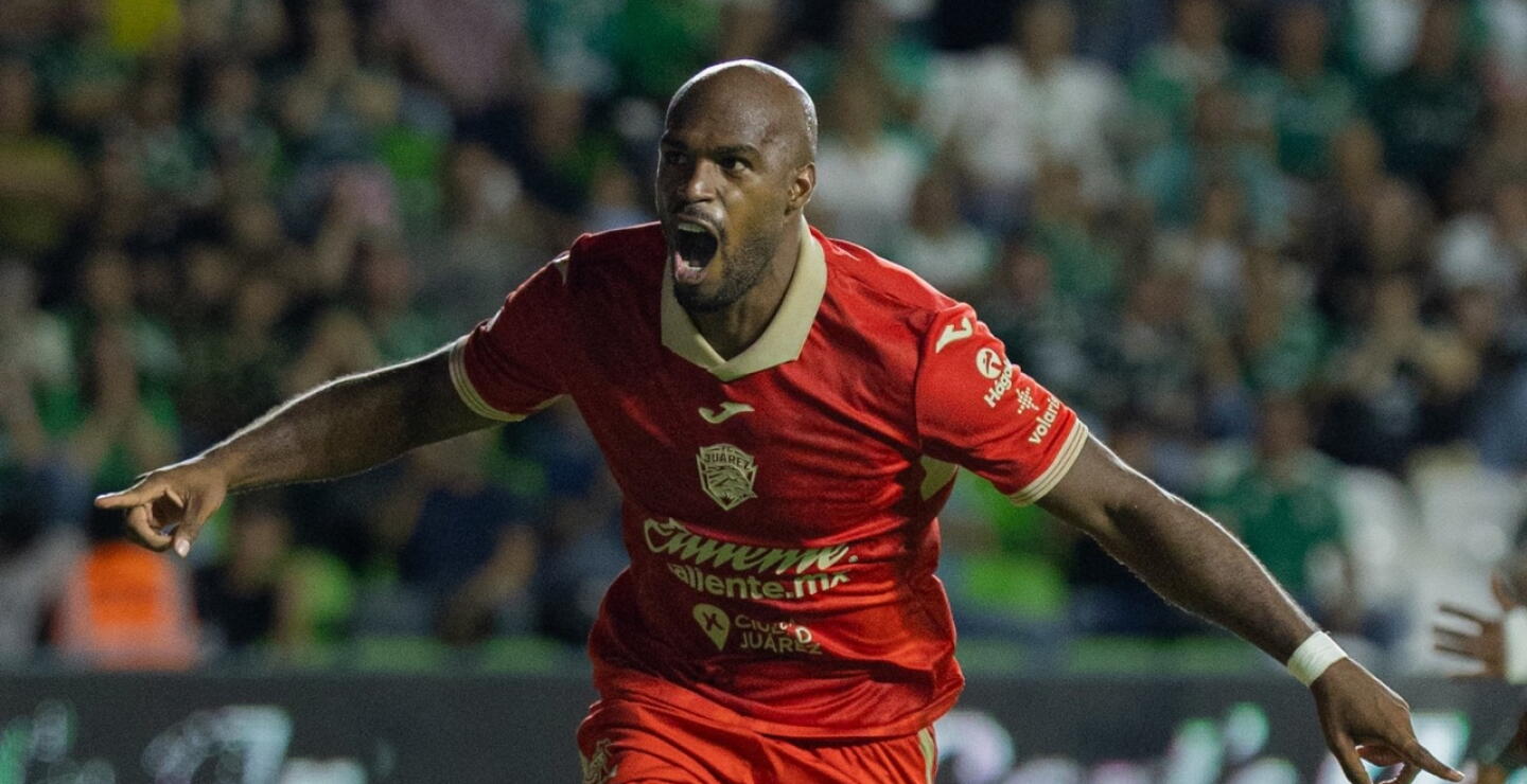 Óscar Estupiñán celebra un gol con Juárez en la Liga MX. 