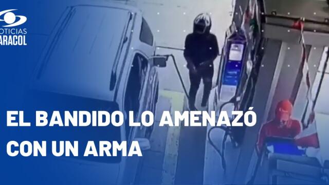 Retiró $51 millones de un banco y, cuando tanqueaba su vehículo, un ladrón lo asaltó Retiró $51 millones de un banco y, cuando tanqueaba su vehículo, un ladrón lo asaltó