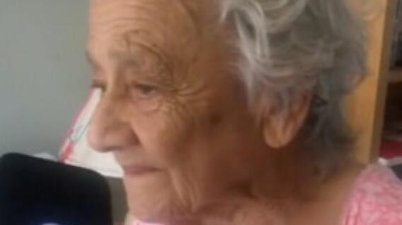 Abuelita se enfrenta a la inteligencia artificial Abuelita se enfrenta a la inteligencia artificial