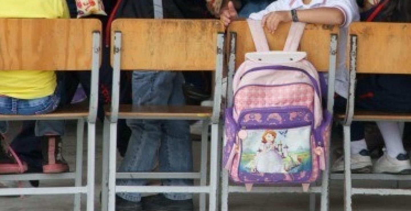 La menor se quejó de un fuerte dolor de estómago tras comerse el pesado de vidrio, por lo que tuvo que ser trasladada de urgencia a una clínica de Suba, noroccidente de Bogotá.
