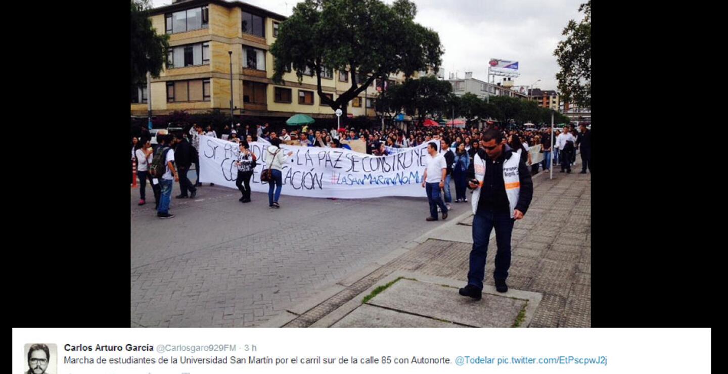 El periodista Carlos García registró la movilización de cientos de estudiantes sobre la Autopista Norte con calle 85. 