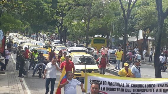 301144_Un grupo de 200 taxistas activó un plan tortuga en Bucaramanga/ foto: BLU Radio