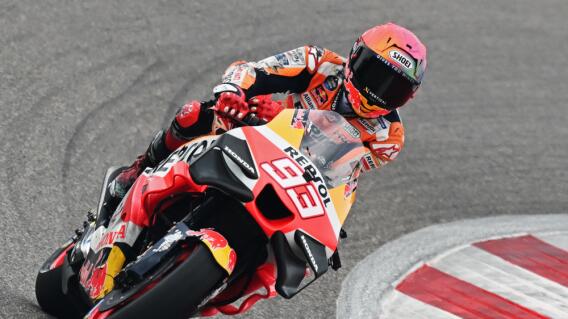 Marc Márquez, piloto español a bordo de su Honda HRC 213 V, en una carrera Marc Márquez, piloto español a bordo de su Honda HRC 213 V, en una carrera