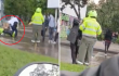 Encapuchados roban y bajan a policía de su moto