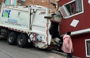Bomberos de la estación Candelaria realizan aseguramiento del área afectada, por la colisión de un vehículo recolector de basuras contra una vivienda, en la carrera 18a con calle 67 Sur. A la hora no se reportan personas lesionadas. Hace presencia Secretaría de Salud, Ponal, IDIGER y Alcaldía local de Ciudad Bolívar.