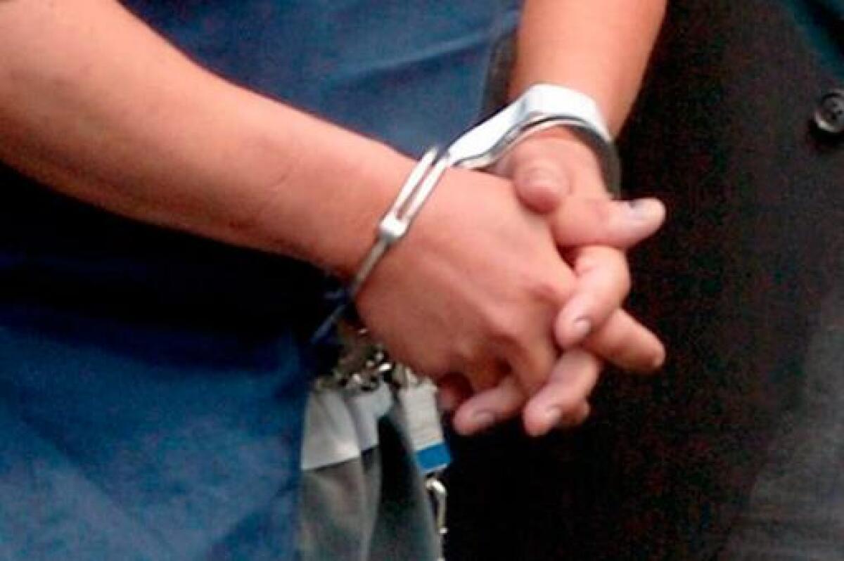45860_101800-detenido-captura-capturado-esposado-esposas-efe.jpg