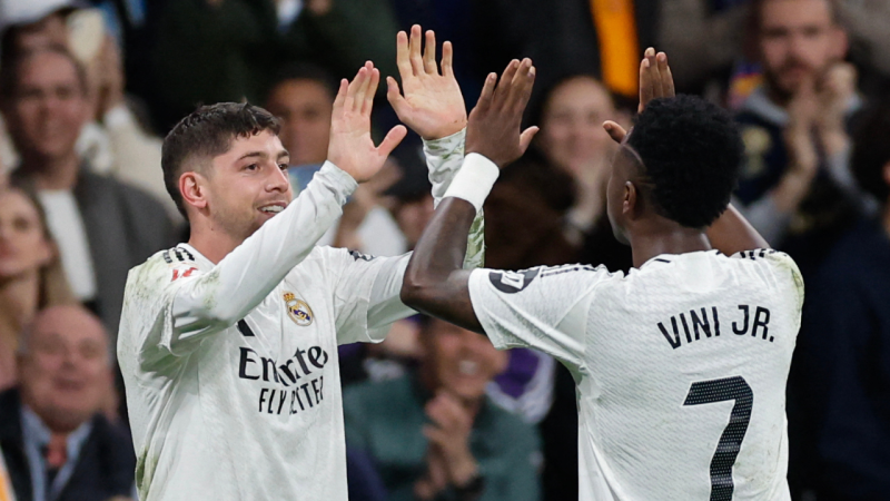 Celebración de gol de Federico Valverde con Vinícius, en Real Madrid vs. Athletic Bilbao, en La Liga Celebración de gol de Federico Valverde con Vinícius, en Real Madrid vs. Athletic Bilbao, en La Liga