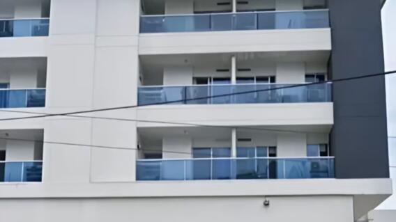 Desde el quinto piso de este edificio en Barranquilla cayó al vacío la mujer
