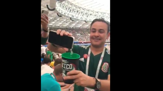 309304_Blu Radio /Mexicano que ingresó licor en estadio de Rusia. Foto:Twitter