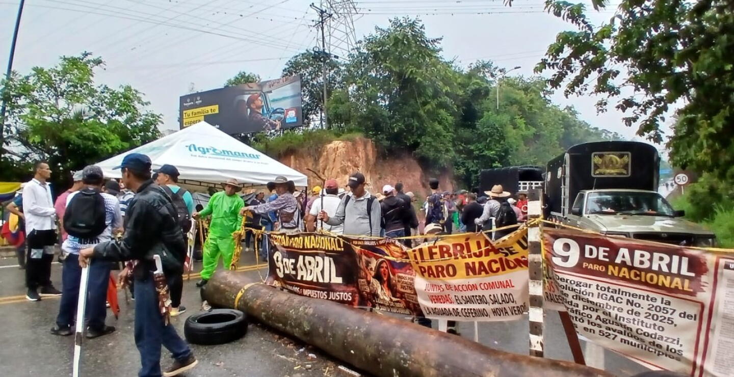 Campesinos bloquean la vía hacia el Aeropuerto en Lebrija.jpg