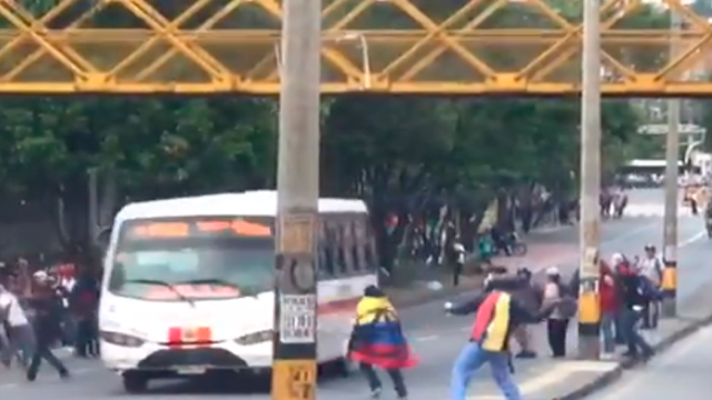 Nuevas protestas en Medellín terminan en hechos vandálicos contra estaciones de Metroplús