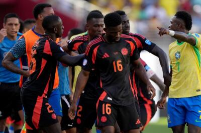 Jefferson Lerma, mediocampista de la Selección Colombia, amonestado tras una pelea en Colombia vs. Brasil, en Copa América Jefferson Lerma, mediocampista de la Selección Colombia, amonestado tras una pelea en Colombia vs. Brasil, en Copa América