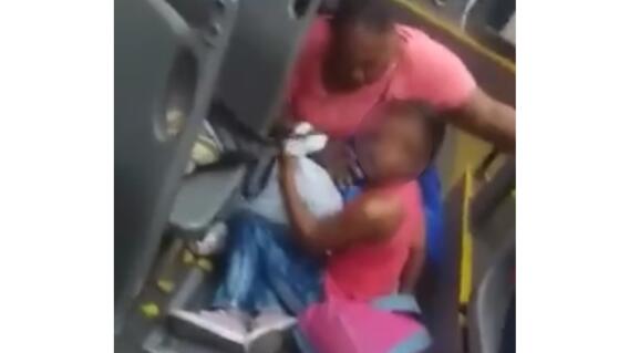 282283_Blu Radio / Conductor de vehículo atacó a piedra bus del MIO con pasajeros a bordo. Foto: Tomada del video.