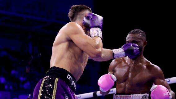 Linus Udofia vs. Kieron Conway, en medio de una pelea de boxeo Linus Udofia vs. Kieron Conway, en medio de una pelea de boxeo