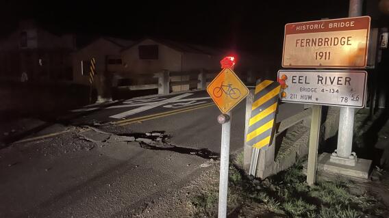 Por el terremoto en California una carretera se derrumbó, bloqueando el acceso a la ciudad de Fernbridge. Por el terremoto en California una carretera se derrumbó, bloqueando el acceso a la ciudad de Fernbridge.