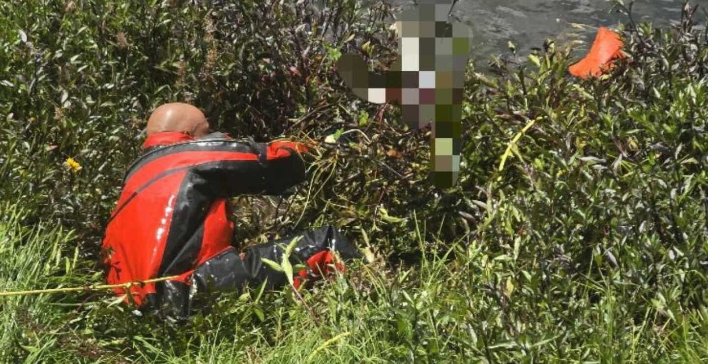 Cuerpo flotando en humedal