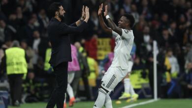 Álvaro Arbeloa junto a Vinícius en uno de los juegos del Real Madrid por Liga de España. 