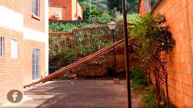 Estudiantes en San Gil temen que colegio se venga abajo por aterradora grieta que rajó el edificio Estudiantes en San Gil temen que colegio se venga abajo por aterradora grieta que rajó el edificio