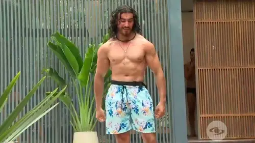 Hombres del Desafío participan en Mr. La Red: Karoline le coge la cola a Santi.