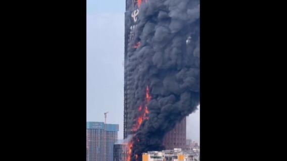 Edificio en llamas en China.jpg Edificio en llamas en China.jpg