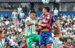 Acción de juego en el duelo entre Nacional y Bahía, en Copa Libertadores.