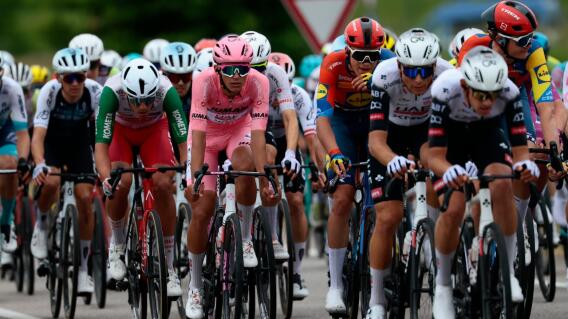 Líder del Giro de Italia (Isaac del Toro) con el pelotón de la carrera Líder del Giro de Italia (Isaac del Toro) con el pelotón de la carrera