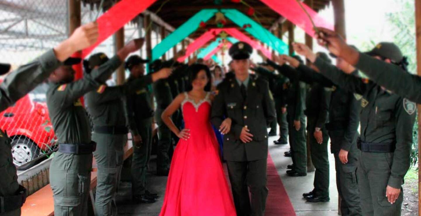 Integrantes de la Policía acompañaron como edecanes a las 40 adolescentes que celebraron sus quince años.