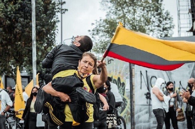 madre carga hijo paro nacional