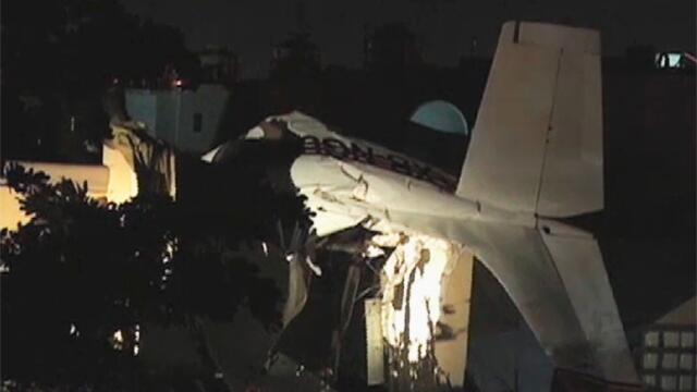 Cuatro muertos por caída de avioneta sobre una casa en México