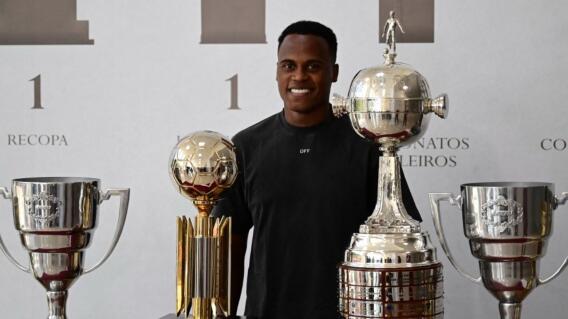 Jhon Arias posa con los títulos que ganó con Fluminense. Jhon Arias posa con los títulos que ganó con Fluminense.