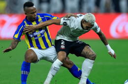 Jaminton Campaz en acción de juego entre Corinthians y Rosario Central por la Copa Libertadores. 