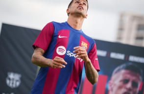 Joao Cancelo luce los colores de la camiseta del Barcelona.
