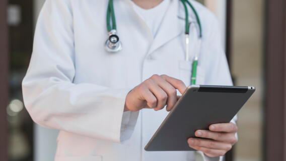 Médico, sistema de salud. 