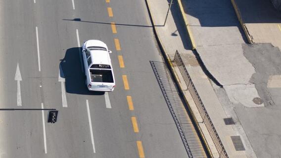 Madre abandonó a su hija en una carretera porque le fue mal en una materia Madre abandonó a su hija en una carretera porque le fue mal en una materia