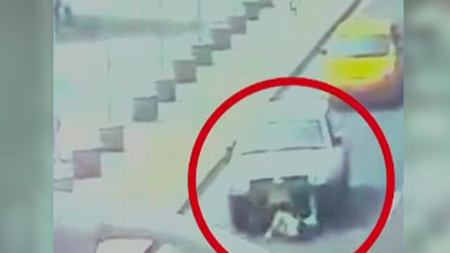 El colmo del descaro: se le lanzó a un carro para chantajear al conductor El colmo del descaro: se le lanzó a un carro para chantajear al conductor