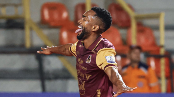 Jersson González festejando anotación con el Deportes Tolima.