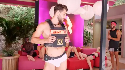 Alejo modela en Omega en el Desafío 2024.