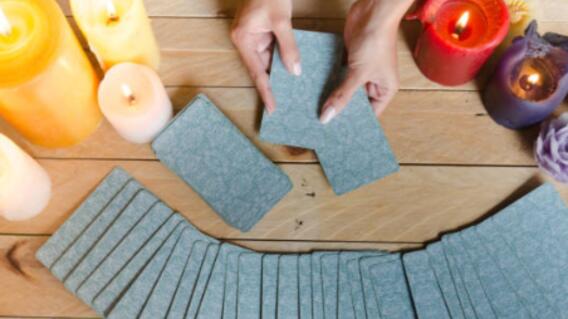 Imagen referencial de lectura de cartas, tarot y predicciones basándose en casa signo zodiacal