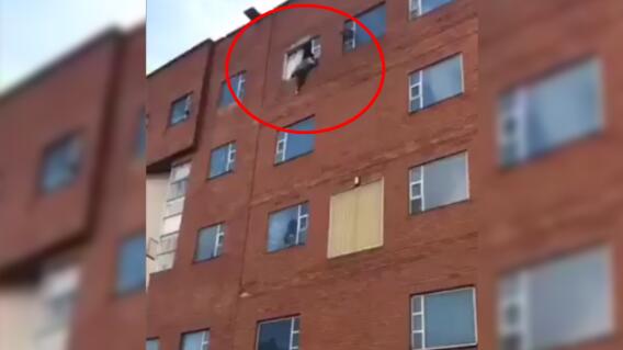 24866_Mujer se lanzó de un quinto piso en Cali // FOTO: Fotocaptura Twitter 24866_Mujer se lanzó de un quinto piso en Cali // FOTO: Fotocaptura Twitter