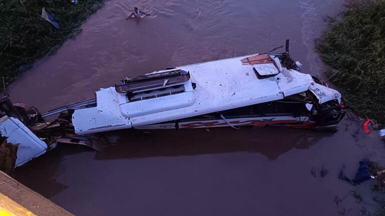 Que Que Blu Rio Bus de la agrupación de Kbeto Zuleta cayó sobre el río Ariguaní: dos ...