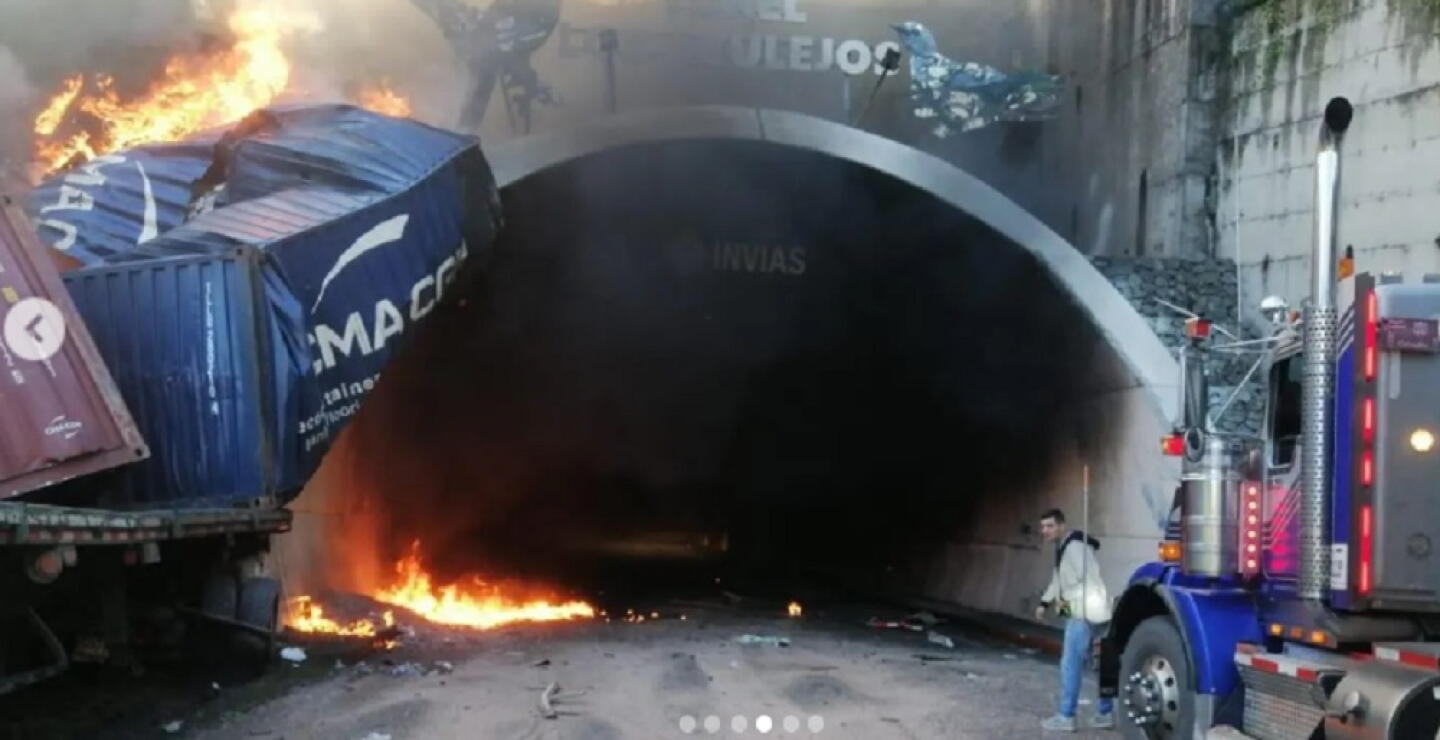 Accidente en vía Calarcá-Cajamarca deja a un conductor muerto y un tractocamión incendiado