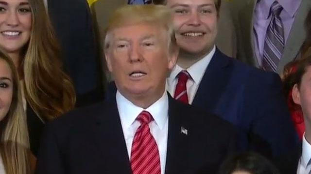 Si las miradas mataran… Trump se puso furioso con una periodista durante sesión de fotos