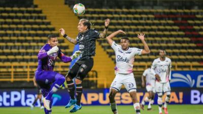 Acción de juego entre Fortaleza y Once Caldas, por la segunda fecha de la Liga BetPlay II-2025.
