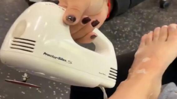 Inusual técnica: mujer utiliza su batidora para realizar manicure y pedicure en centro de belleza Inusual técnica: mujer utiliza su batidora para realizar manicure y pedicure en centro de belleza
